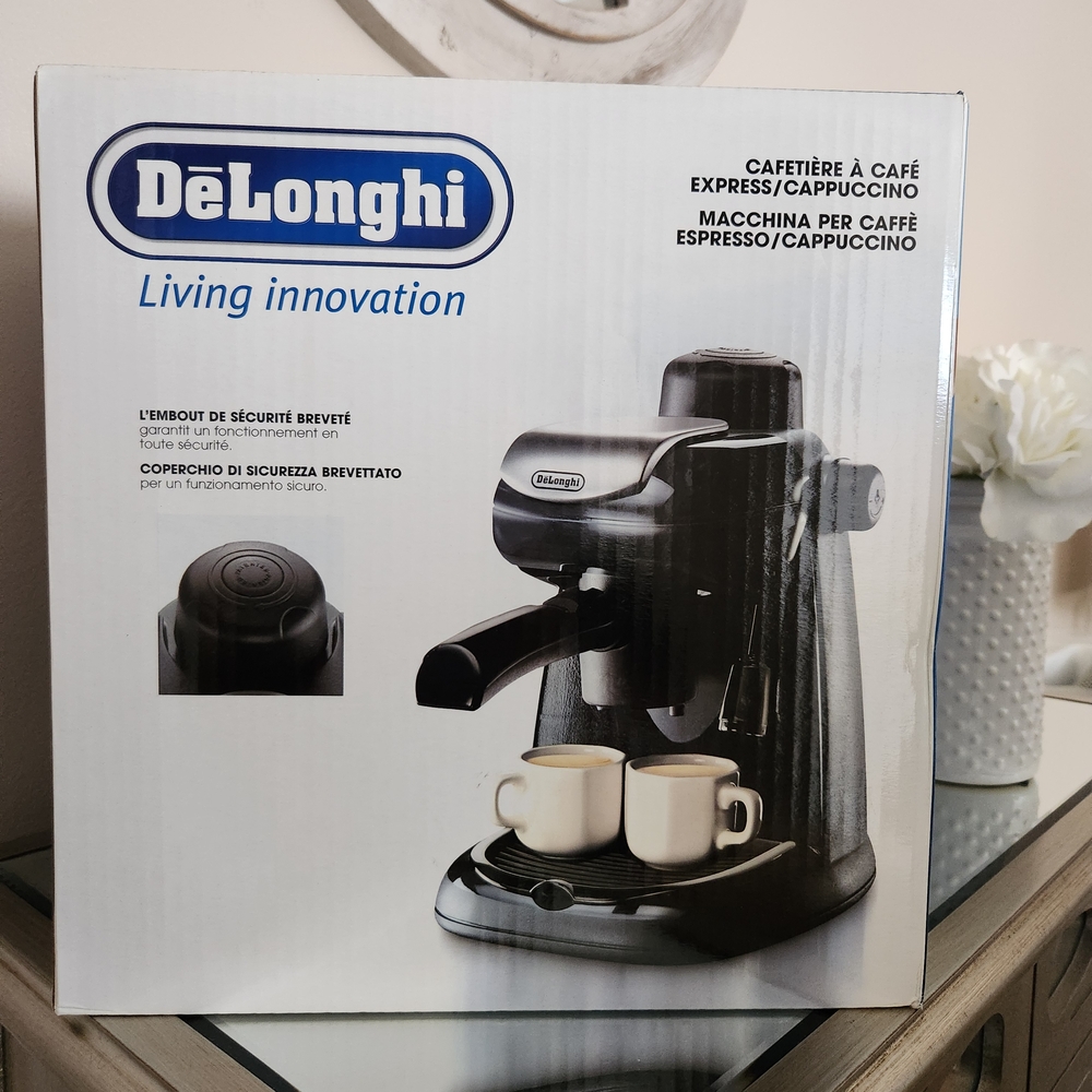 DeLonghi Espresso & Cappuccino Maker in Black